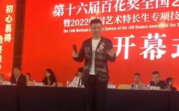 著名歌唱家张金利老师手持P2+麦克风，深情地演唱《让我们荡起双桨》