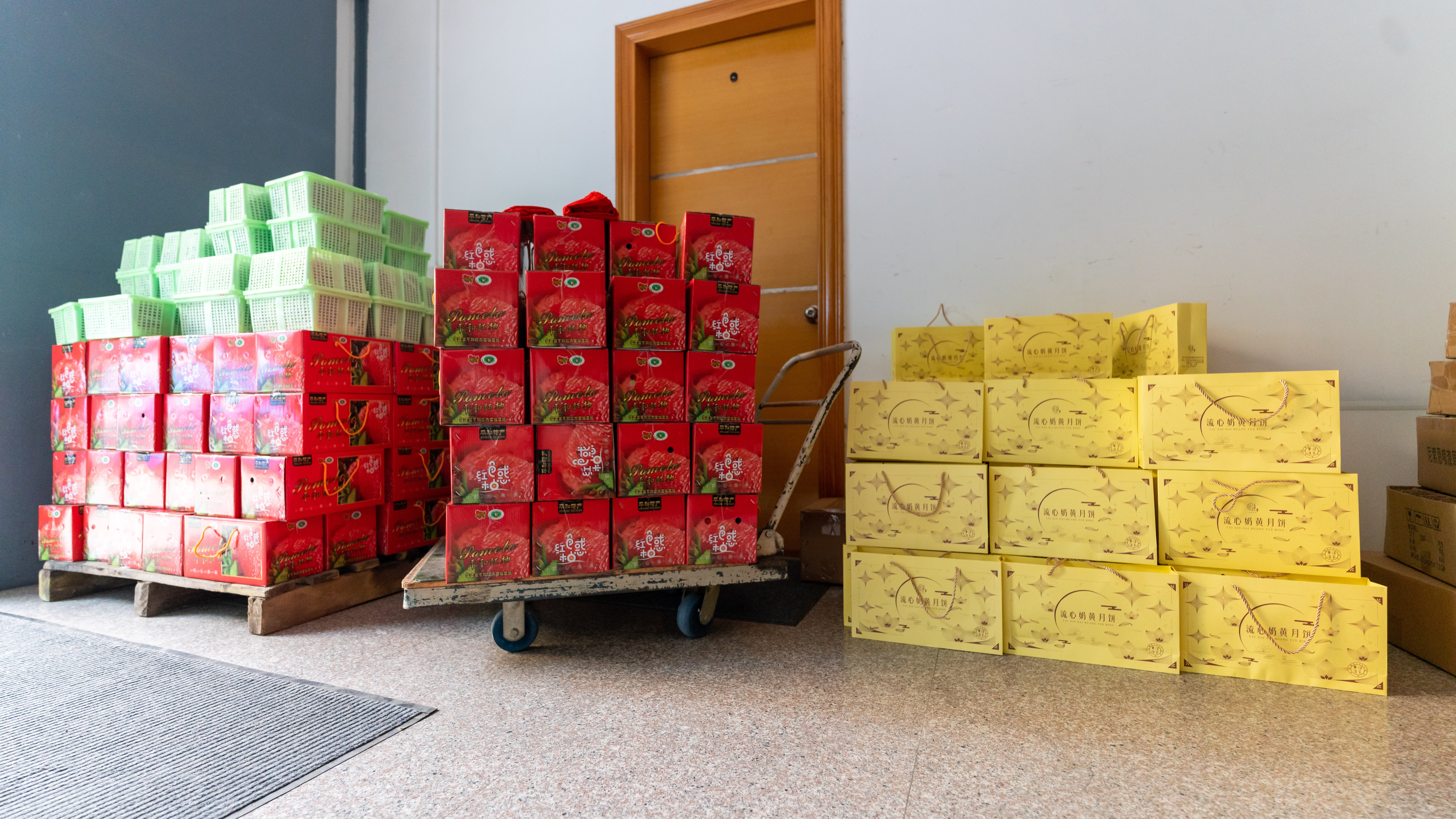 2022年！中秋佳节，公司为员工们准备了丰厚的礼品。